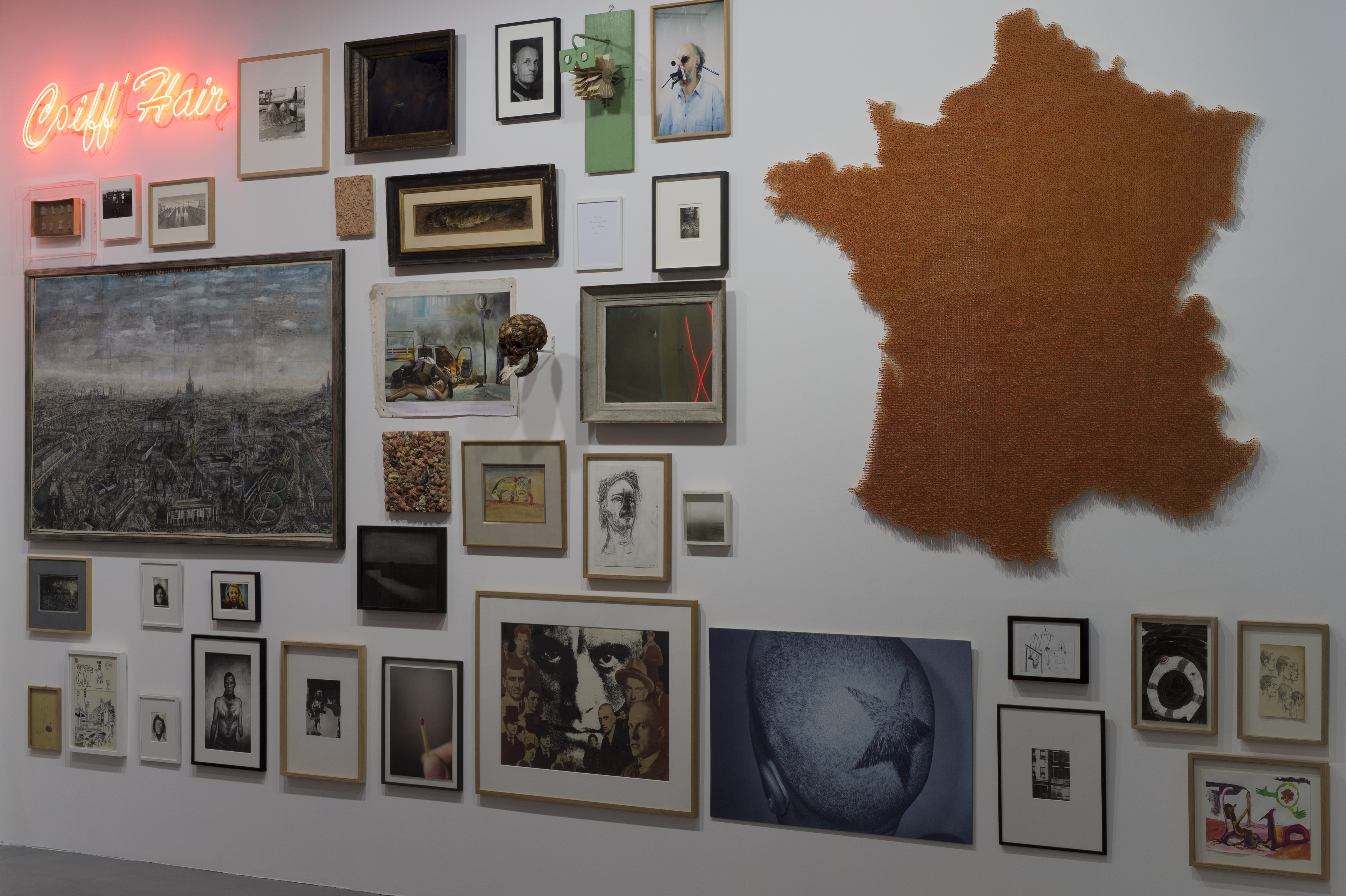 Vue de l'exposition Le Mur, Collection Antoine de Galbert © Marc Domage / la maison rouge, 2014
