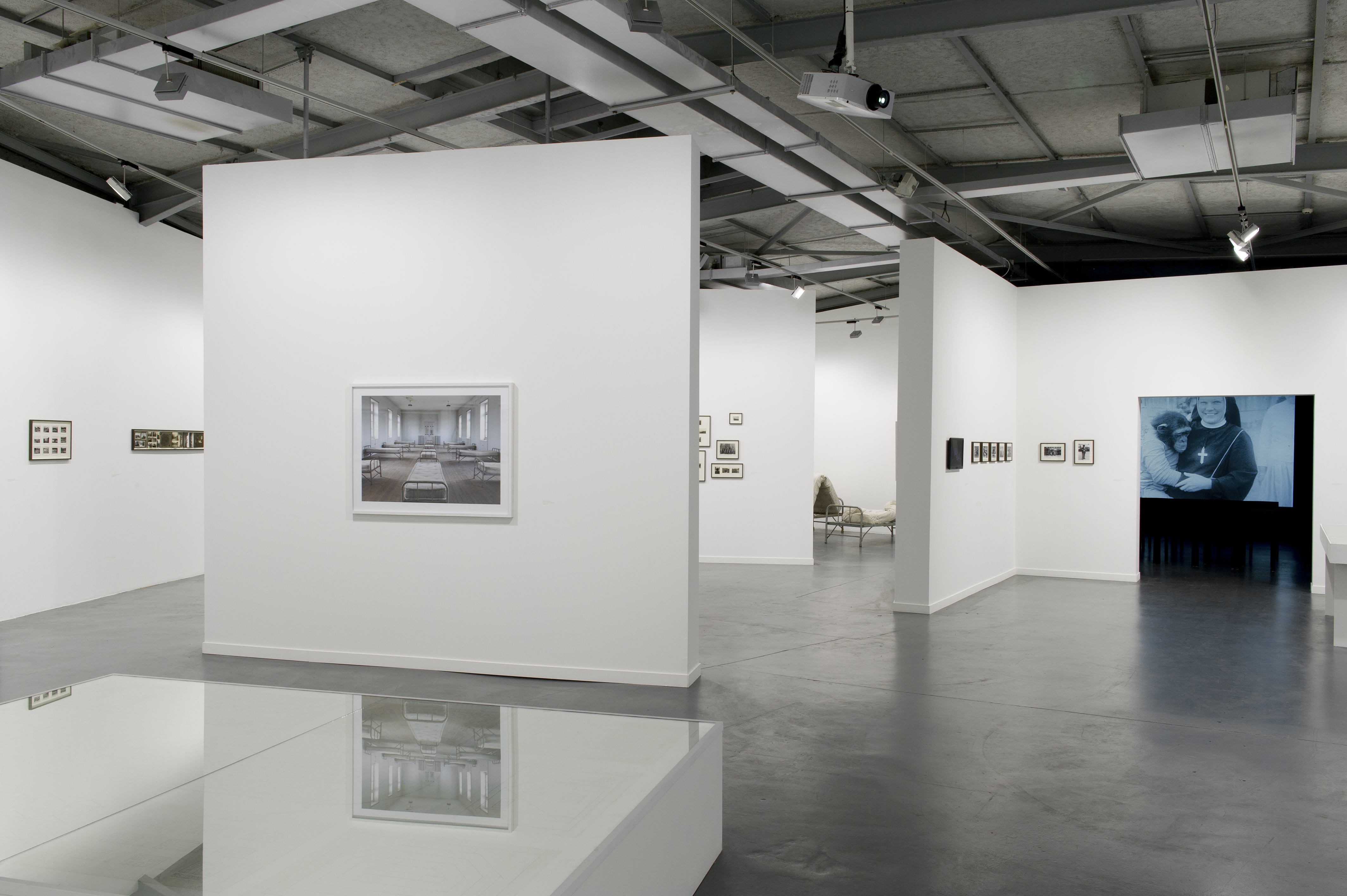 Vue de l'exposition L'asile des photographies, de Mathieu Pernot et Philippe Artières © Marc Domage / la maison rouge 2014