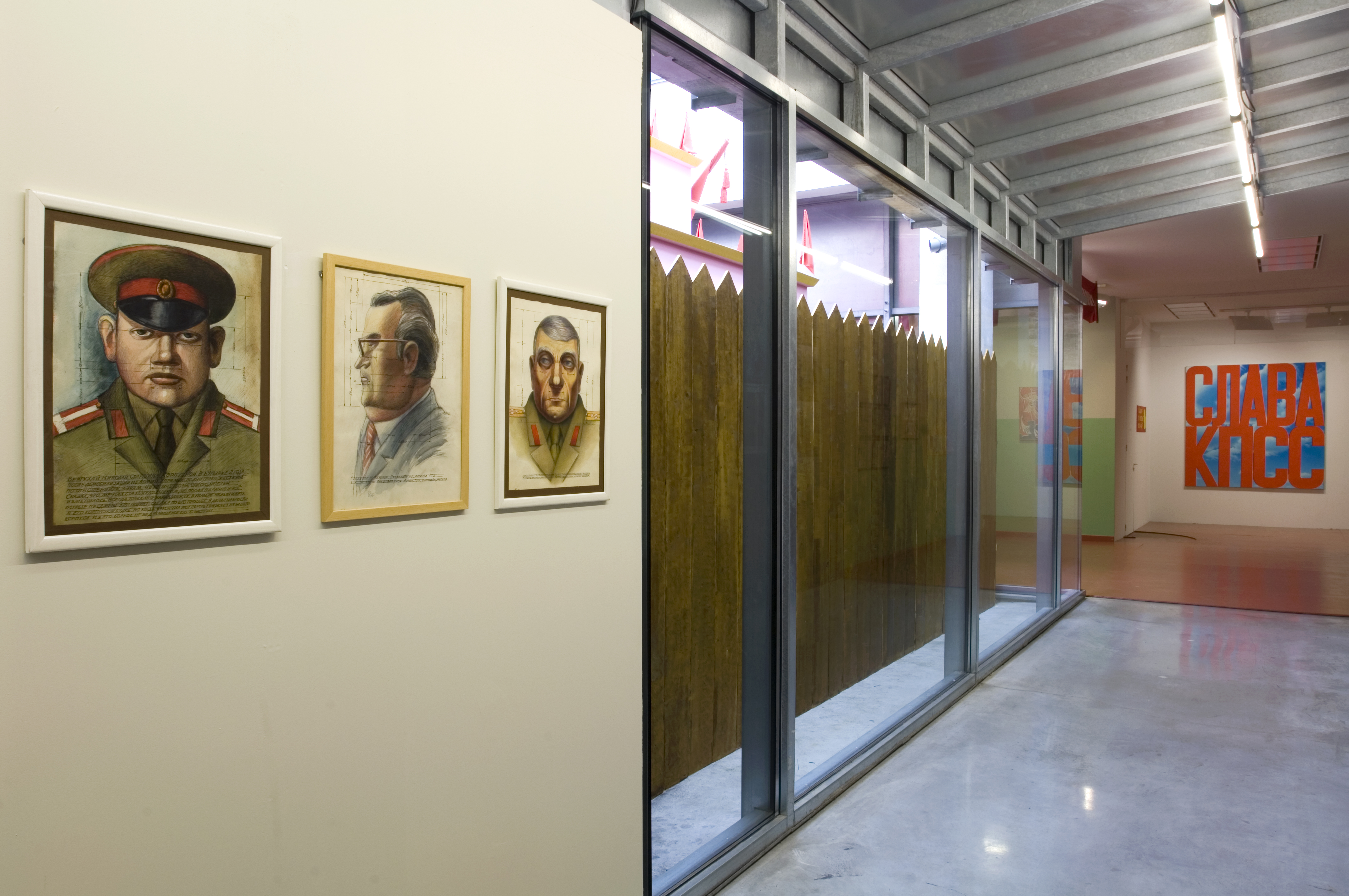 Vue de l'exposition Sots Art, art politique en russie de 1972 à aujourd’hui © Marc Domage / la maison rouge 2007-2008