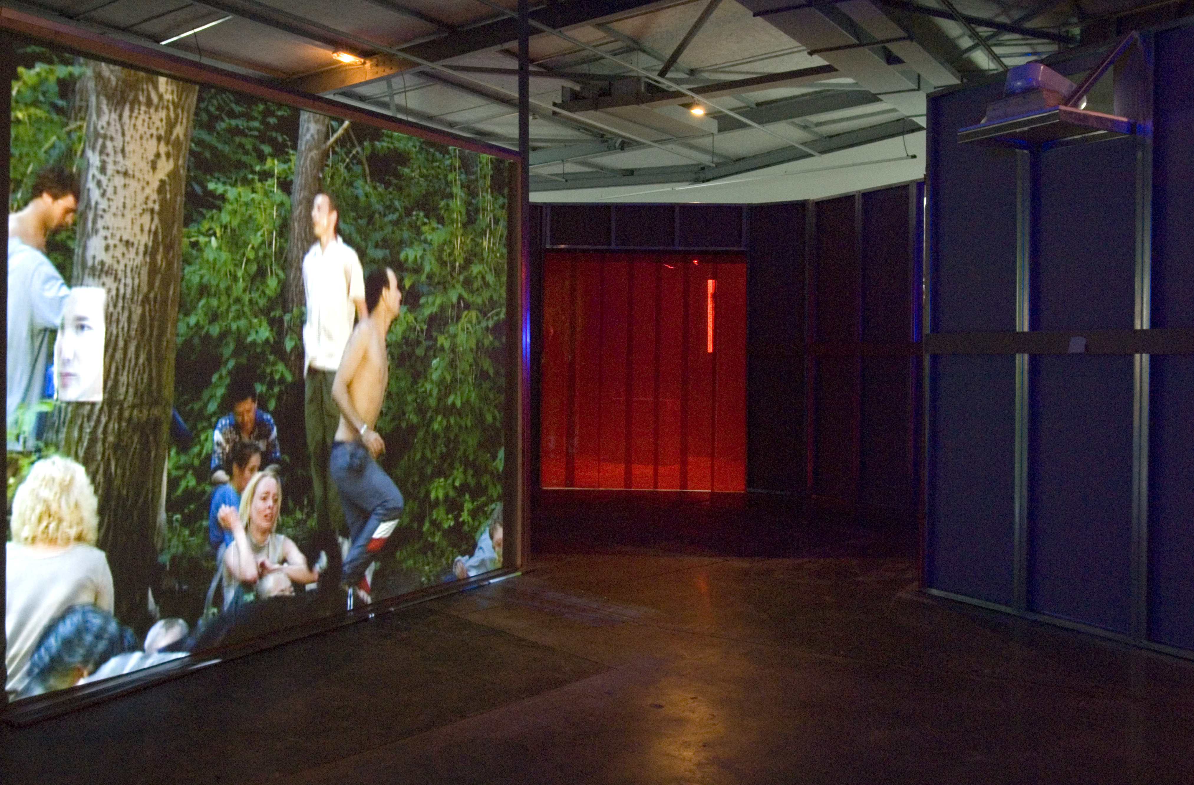 Vue de l'exposition Une vision du monde, la collection Jean-Conrad et Isabelle Lemaître © Marc Domage / la maison rouge 2006