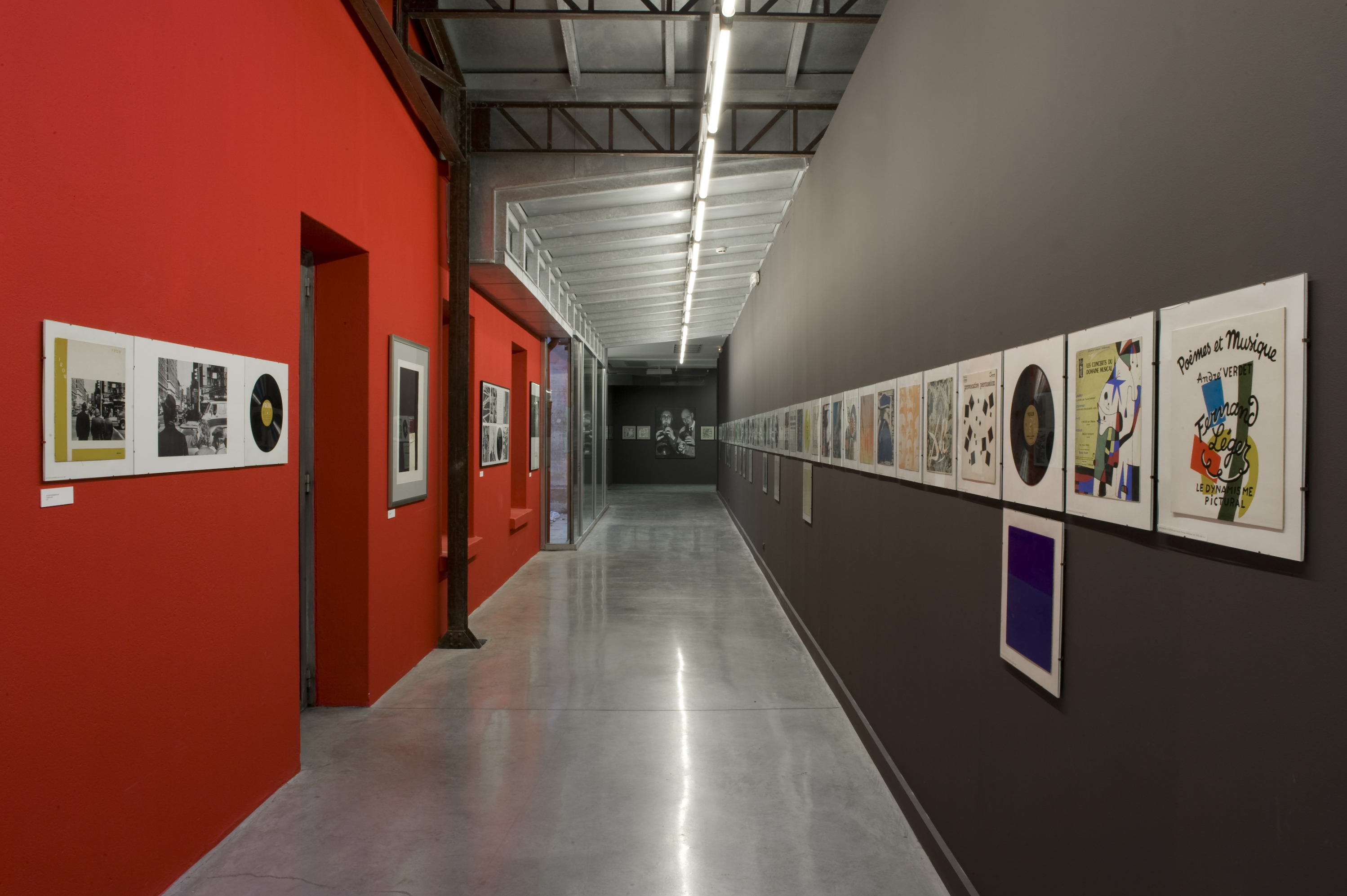 Vue de l'exposition Vinyl, disques et pochettes d'artistes - collection de Guy Schraenen © Marc Domage / la maison rouge, 2010